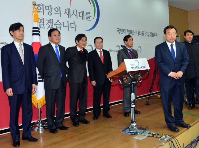 Senior Secretary for Political Affairs appointee Lee Jung-hyun (front) and the five presidential secretary appointees attend a press conference in Seoul on Tuesday. From left: Senior Secretary for Education and Culture Mo Chul-min, Senior Secretary for Future Strategy Choi Soon-hong, Senior Secretary for Economy Cho Won-dong, Senior Secretary for Foreign Affairs and Security Ju Chul-ki and Senior Secretary for Employment and Welfare Choi Sung-jae. (Yonhap News)