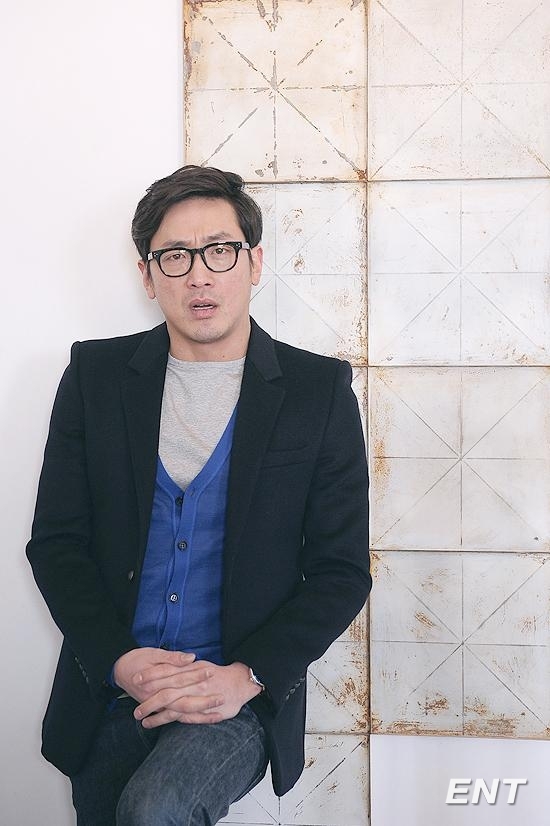 하정우(배우)
배우 하정우가 영화 ‘베를린’을 통해 새로운 장르에 도전했다. 류승완 감독이 ‘사람을 부숴버리고 싶은 액션’을 선보이겠다고 했던 만큼 하정우의 몸에 남아 있는 액션의 흔적도 격렬했다. 물론 그의 부상은 감독의 의지와 다른 우연한 사고였지만.