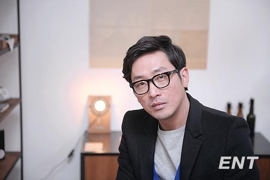 하정우(배우)
배우 하정우가 영화 ‘베를린’을 통해 새로운 장르에 도전했다. 류승완 감독이 ‘사람을 부숴버리고 싶은 액션’을 선보이겠다고 했던 만큼 하정우의 몸에 남아 있는 액션의 흔적도 격렬했다. 물론 그의 부상은 감독의 의지와 다른 우연한 사고였지만.
