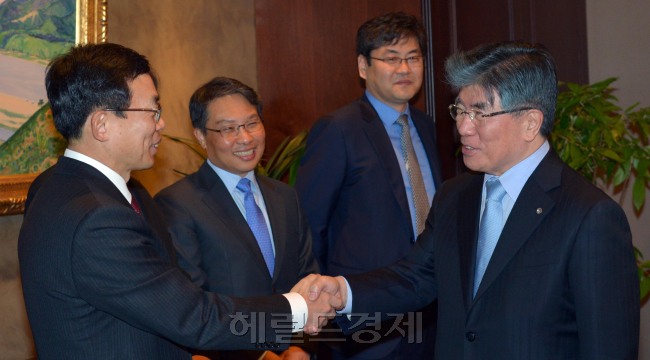 20일 오전 서울 중구 남대문로 한국은행 본사에서 열린 경제동향간담회에서 김중수 한국은행 참석자들과 인사를 하고 있다.<br />김명섭 기자 msiron@heraldcorp.com