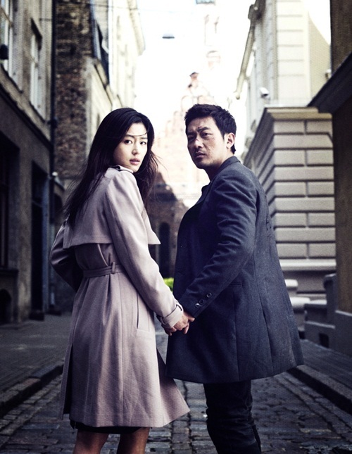전지현(좌측/배우),하정우(배우)
하정우와 전지현의 애틋한 커플화보가 최초 공개됐다.
영화 ‘베를린’ 측은 하정우-전지현의 스페셜 커플 화보를 처음 공개해 팬들의 눈길을 끌었다.