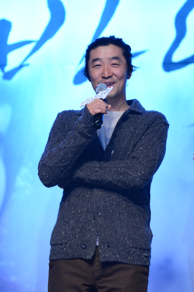 김규태(PD)
“표민수 PD에게 ‘미안하다’며 술 한잔 사는 결과를 내고 싶다” “술은 내가 사야할 것 같다”
안방극장 수목대첩은 총사령관격인 연출가의 장외 신경전도 치열하다. 같은 날 첫 방송을 시작한 KBS2 ‘아이리스2’와 SBS ‘그 겨울 바람이 분다’는 지난 14일 방송에서 나란히 공동 1위를 했다. 방송 첫날 1위를 했던 ‘아이리스2’ 제작진은 입이 바짝바짝 탔다.