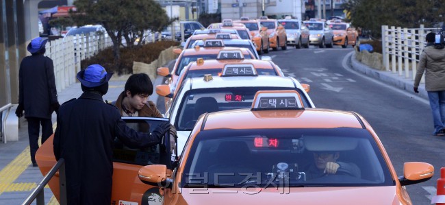 택시업계가 20일 새벽 5시부터 운행을 중단했지만 일부 택시들은 운행을 해 시민들이 큰 불편은 겪고 있지 않고 있다. 20일 오전 시민들이 서울역에서 택시들을 이용하고 있다. 박해묵 기자/mook@heraldcorp.com
택시업계가 20일 새벽 5시부터 운행을 중단했지만 일부 택시들은 운행을 해 시민들이 큰 불편은 겪고 있지 않고 있다. 20일 오전 시민들이 서울역에서 택시들을 이용하고 있다. 박해묵 기자/mook@heraldcorp.com
20일 예고됐던 택시파업이 ‘물 파업’ ‘말로만 파업’이 됐다. 이날 파업에 참여한 택시는 전국적으로 전체 택시의 20%에 불과했다. 택시파업을 보는 시민들의 눈은 차갑다. 20일 오전 서울역에는 승객들을 기다리는 택시들이 길게 줄지어 서있다.  　박해묵 기자/mook@