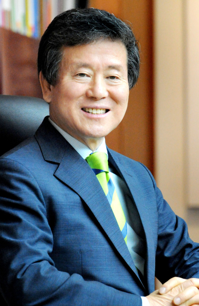이승한(기업인/홈플러스회장)
유통 업계 최장수 최고경영자(CEO)인 이승한 홈플러스 회장이 CEO직에서 은퇴한다.
홈플러스는 창립기념일인 오는 5월 15일부로 이 회장이 대표이사직에서 물러나, 현 테스코 말레이시아 대표인 도성환 사장이 대표이사직을 수행하게 된다고 19일 밝혔다.