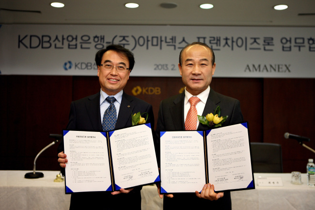 KDB산업은행은 유망 의류 중소기업인 아마넥스와 ‘우량 프랜차이즈 가맹점에 대한 중소상공인 금융지원 업무협약’을 체결했다고 20일 밝혔다.  임경택(왼쪽) KDB산업은행 소매금융그룹 대표 부행장과 최병구 아마넥스 회장이 기념 촬영을 하고 있다.