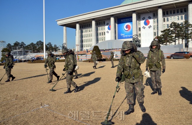 20일 취임식 앞 둔 국회  지뢰탐지. 박현구 기자phko@heraldcorp.com
20일 취임식 앞 둔 국회  지뢰탐지. 박현구 기자phko@heraldcorp.com
20일 취임식 앞 둔 국회  지뢰탐지. 박현구 기자phko@heraldcorp.com