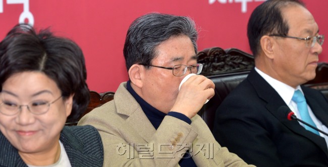 20일 오전 서울 여의도 새누리당사에셔 열린 최고중진연석회의에서 이한구 원내대표가 물을 마시고 있다. 박현구 기자phko@heraldcorp.com
20일 오전 서울 여의도 새누리당사에셔 열린 최고중진연석회의에서 이한구 원내대표가 물을 마시고 있다. 박현구 기자phko@heraldcorp.com
여야 간 이견으로 정부조직법 개편안이 국회 통과를 하지 못해 박근혜 정부 출범이 차질을 빚고 있는 가운데, 이한구 원내대표가 20일 열린 최고중진연석회의에서 속이 탄 듯 물을 연거푸 마시고 있다.  박현구 기자/phko@heraldcorp.com