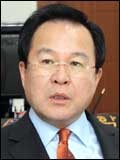 김학규(시장)
용인시 교복 나눔 행사는 학생들에게서 기증받거나 수거한 교복을 깨끗이 세탁하여 저렴한 가격에 판매하는 형식으로 이루어진다. 본 행사는 처인, 기흥, 수지 등 3개구 3개의 장소에서 오전 10시부터 오후 4시까지 하복, 동복, 체육복 등을 품목별로 1000원~8000원에 판매하며, 수익금은 불우이웃돕기 성금과 장학금으로 사용된다.