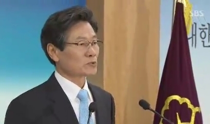 김능환(전대법관)
대법관 출신 김능환 중앙선관위원장의 부인 김문경 씨가 생활비 마련을 위해 채소가게를 운영한다는 소식이 전해지면서 화제를 모으고 있다.
SBS 뉴스는 지난 19일 김 위원장의 부인 김문경씨가 지난해 부터 채소가게를 운영했다고 전했다.