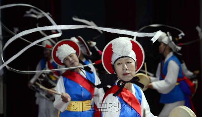 동작구 와 동작문화원이 20일 오전 관내 동주민센터 15팀, 직능단체 32팀을 대상으로 동작구민센터에서 2013년 정월대보름 민속놀이한마당을 펼치고 있다. 박해묵 기자/mook@heraldcorp.com
동작구 와 동작문화원이 20일 오전 관내 동주민센터 15팀, 직능단체 32팀을 대상으로 동작구민센터에서 2013년 정월대보름 민속놀이한마당을 펼치고 있다. 박해묵 기자/mook@heraldcorp.com
동작구 와 동작문화원이 20일 오전 관내 동주민센터 15팀, 직능단체 32팀을 대상으로 동작구민센터에서 2013년 정월대보름 민속놀이한마당을 펼치고 있다. 박해묵 기자/mook@heraldcorp.com