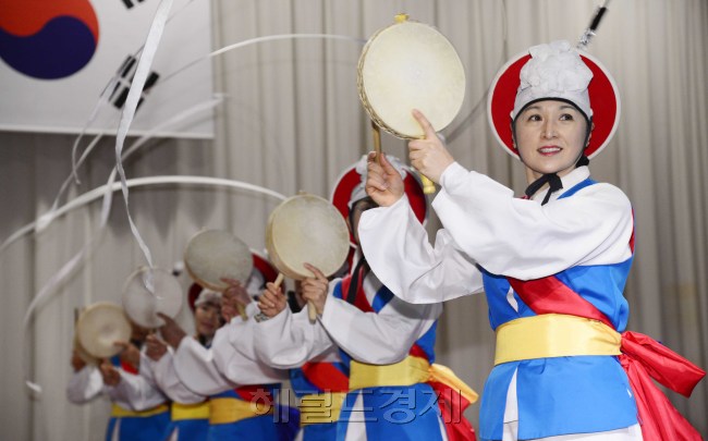 동작구 와 동작문화원이 20일 오전 관내 동주민센터 15팀, 직능단체 32팀을 대상으로 동작구민센터에서 2013년 정월대보름 민속놀이한마당을 펼치고 있다. 박해묵 기자/mook@heraldcorp.com
동작구 와 동작문화원이 20일 오전 관내 동주민센터 15팀, 직능단체 32팀을 대상으로 동작구민센터에서 2013년 정월대보름 민속놀이한마당을 펼치고 있다. 박해묵 기자/mook@heraldcorp.com
동작구 와 동작문화원이 20일 오전 관내 동주민센터 15팀, 직능단체 32팀을 대상으로 동작구민센터에서 2013년 정월대보름 민속놀이한마당을 펼치고 있다. 박해묵 기자/mook@heraldcorp.com
