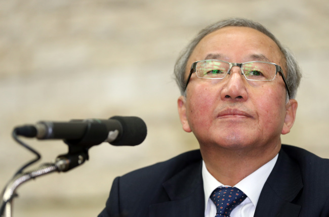 현오석(경제기관단체인)
“대선후보들이 실제로 당선이 되고 나서 (복지)공약을 실천한다고 할까봐 더 걱정입니다.”
현오석 경제부총리 겸 기획재정부 장관 후보자가 대선이 한창 진행 중이던 지난해 11월 23일 한국개발연구원(KDI) 원장으로서 재정부 기자들과 가진 간담회에서 한 말이다.