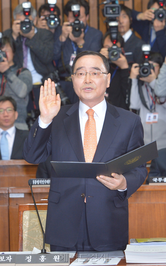 20일 정홍원 총리 후보 인사청문회. 박현구 기자phko@heraldcorp.com
정홍원 국무총리 후보자가 20일 서울 여의도 국회에서 열린 인사청문회에 출석해 선서하고 있다. 야당인 민주당은 정 후보자의 국정운영 능력 및 도덕성과 관련된 각종 의혹을 집중 검증한다는 방침이어서 여야 간 치열한 공방이 예상된다.
박현구 기자/phko@heraldcorp.com