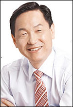 김상곤(교육감)
경기도교육청(교육감 김상곤·사진)은 초·중등 40교 필두로 주 1시간 내외의 영어독서교육, 제2외국어교육 활성화를 골자로한 ‘2013학년도 외국어교육 기본계획’을 수립해 최근 도내 초·중·고등학교에 알렸다고 20일 밝혔다