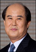 이현봉(기업인/넥센타이머대표이사)
이현봉<사진> 넥센타이어 대표이사 부회장의 목소리엔 자신감이 가득했다. 가격으로 승부하는 단계를 넘어서 이제 프리미엄 제품군으로 전 세계 시장에 도전하겠다고 강조했다.