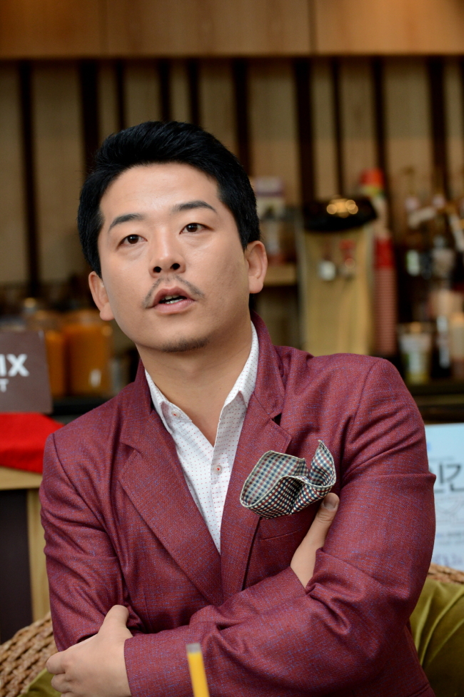 김준호(개그맨)
“저에게 ‘개그콘서트’의 코너들은 모두 소중합니다.”
개그맨 김준호가 KBS2 ‘개그콘서트’의 코너 폐지와 관련, 시청자들에게 당부의 말을 전했다.
김준호는 20일 오전 11시 서울 중구 태평로 프레스센터에서 열린 ‘웃음만이 우리를 구원하리라’의 출판기념 기자간담회에 참석해 “지금까지 했던 ‘개그콘서트’의 코너들은 모두 소중하다”고 말문을 열었다.