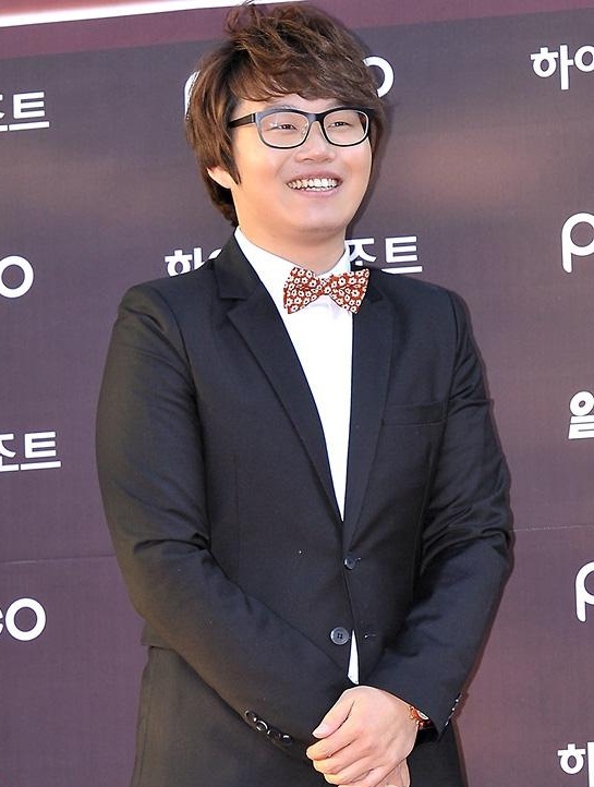 최효종(개그맨)
개그맨 최효종이 최근 불거진 ‘개그콘서트’의 코너 ‘건달의 조건’에 대한 표절 시비와 관련된 견해를 밝혔다.
최효종은 20일 오전 11시 서울 중구 태평로 프레스센터에서 열린 ‘웃음만이 우리를 구원하리라’의 출판기념 기자간담회에 참석해 “표절 시비에 따른 악영향이 없었으면 좋겠다”고 말했다.
