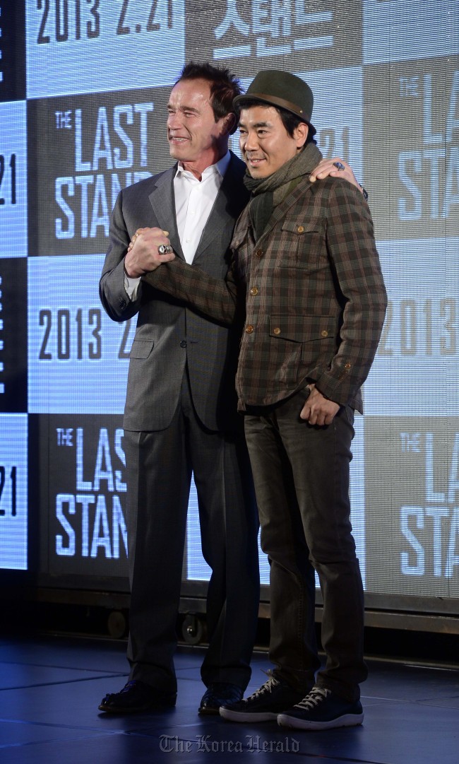 Director Kim Jee-woon (right) and actor Arnold Schwarzenegger pose for a photo during a press conference promoting their film “Last Stand” at Conrad Seoul in Seoul, Wednesday.   Park Hae-mook/The Korea Herald