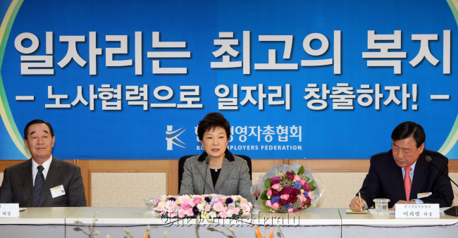 President-elect Park Geun-hye, flanked by Korea Employers Federation chairman Lee Hee-beom (right) and honorary chairman Lee Soo-young (left), speaks at a meeting with business leaders in Seoul on Wednesday.   Ahn Hoon/The Korea Herald