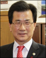 이시종(시장)
충청북도는 20일 도청 대회의실에서 이시종<사진> 지사를 비롯한 도의원, 도정정책 자문단, 분야별 전문가 등 200여 명이 참석한 가운데 ‘생명과 태양의 땅 충북 비전선포 2주년 기념행사 및 토론회’를 개최했다고 밝혔다.