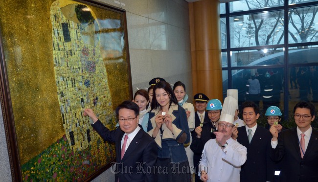 Korean Air president Ji Chang-hoon (left) and senior vice president Cho Hyun-min (second from left) pose with employees at an event to launch a campaign for co-prosperity with communities at its head office in Seoul on Wednesday.   Kim Myung-sub/The Korea Herald