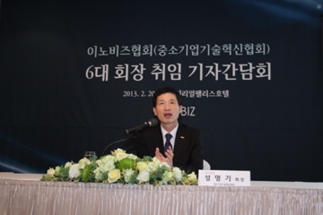 성명기(기업인/여의시스템대표이사 사장)
제 6대 이노비즈협회장으로 취임한 성명기 회장이 이노비즈 기업 지원을 위한 특별법의 필요성을 제기했다.
성명기 신임회장은 20일 서울 논현동 임피리얼팰리스 호텔에서 취임식 전 간담회를 갖고 ‘새로운 10년을 위한 혁신형 기업의 재도약’이라는 목표와 함께 건강, 소통, 도전이라는 핵심 키워드를 내세웠다