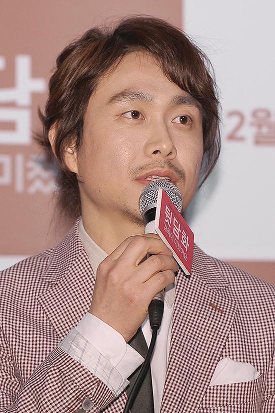 오정세(배우)
배우 오정세가 작품 속 다른 배우들에게 한 장난 때문에 박희순에게 혼났다고 밝혔다.
오정세는 2월 20일 서울 왕십리 CGV에서 열린 영화 ’뒷담화: 감독이 미쳤어요’ 언론배급시사회에 참석해 "장난을 친 것은 영화에 도움이 됐으면 좋겠다고 생각해서였다"고 말했다.