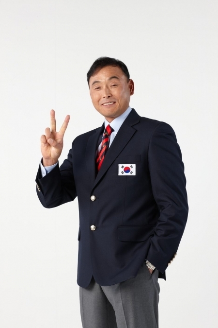 이봉주(스포츠해설가)
한국 마라톤 스타 ‘봉달이’ 이봉주(43)가 대한육상경기연맹 홍보이사로 선임됐다.
육상연맹은 20일 오동진 회장과 손발을 맞출 연맹 집행부 임원을 발표했다.
이봉주는 “한국 육상이 침체한 분위기를 털어내고 활기를 찾을 수 있도록 앞장서겠다”고 각오를 다졌다.