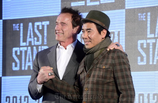 아놀드 슈왈제네거 (Arnold Schwarzenegger/좌측/배우),김지운(영화감독)
아놀드 슈왈제네거가 김지운 감독의 열정과 재능을 극찬했다.
김지운 감독의 할리우드 진출작 “라스트 스탠드”의 주연배우로 한국을 찾은 아놀드 슈왈제네거의 내한 기자회견이 20일 오전 서울 여의도의 한 호텔에서 열렸다. 이날 행사에는 김지운 감독이 동석했다.