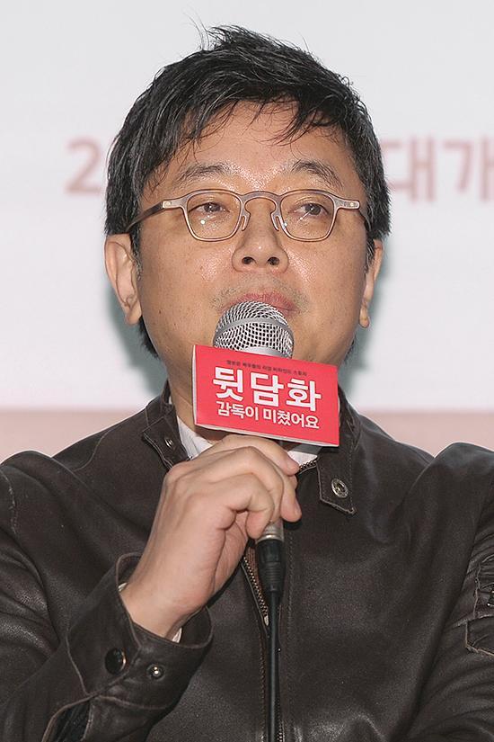 이재용(영화감독)
’뒷담화: 감독이 미쳤어요’ 제작이 기네스북 등재를 위한 것은 아니라고 밝혔다.
이재용 감독은 2월 20일 서울 왕십리 CGV에서 열린 영화 ’뒷담화: 감독이 미쳤어요’ 언론배급시사회에 참석해 "실제로 기네스북에 올리겠다는 생각으로 만든 것은 아니다"라고 밝혔다.