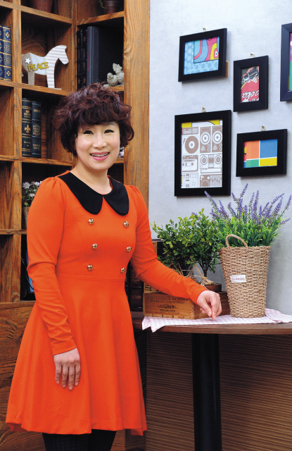 김태연(기업인/TYK그룹회장)
National educational broadcasting station EBS has decided to expand its “Newspaper Reading Class” as of late February.
The English study program uses articles from The Junior Herald to air twice a week ― Thursday and Friday ― from 9:50 to 10:00 p.m. on a cable TV channel.
