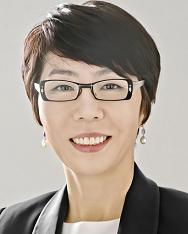 김은선(기업언/보령제약회장)
보령제약 김은선 회장<사진>이 주한 에콰도르 명예영사로 임명됐다.
김 회장은 지난 20일 니콜라스 트루히요 네울린(Nicolas Trujillo Newlin) 주한 에콰도르 대사와 외교통상부 관계자들이 참석한 가운데 진행된 인가식에서 외교통상부로부터 명예영사 인가증을 받았다.