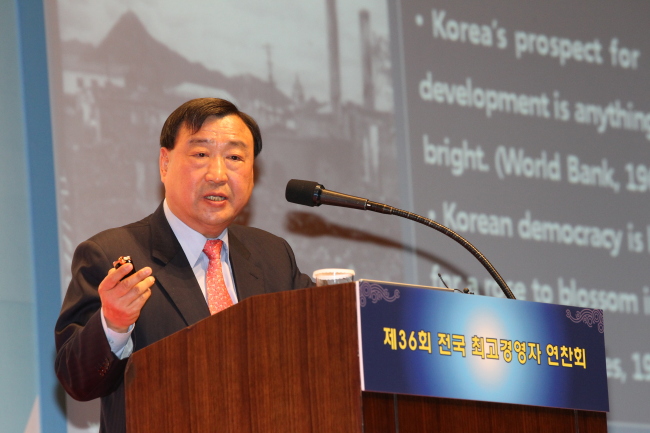 조석래(기업인/효성그룹회장)
재계단체가 ‘박근혜 정부 열공’에 나섰다. 경제위기가 재계의 최대 화두였던 지난해와 달리 올해에는 그 자리를 ‘박근혜 정부’가 대신하는 모양새이다. 재계단체 강연회 연사도 올해 들어선 유명 경제인 대신 박근혜 당선인의 복심(腹心)을 엿볼 수 있는 측근이 ‘스타 강사’로 급부상했다. 새 정부에 쏠린 재계의 궁금증이 반영된 결과이다