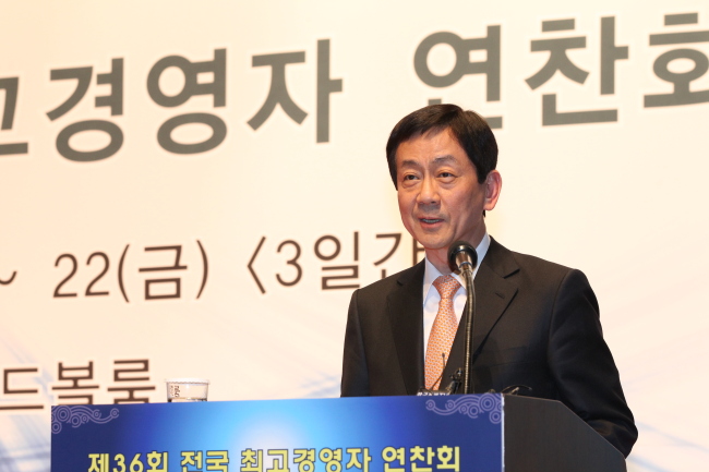 진영(국회의원/새누리당)
재계단체가 ‘박근혜 정부 열공’에 나섰다.
경제위기가 재계의 최대 화두였던 지난해와 달리 올해에는 그 자리를 ‘박근혜 정부’가 대신하는 모양새이다. 재계단체 강연회 연사도 올해 들어선 유명 경제인 대신 박근혜 당선인의 복심(腹心)을 엿볼 수 있는 측근이 ‘스타 강사’로 급부상했다. 새 정부에 쏠린 재계의 궁금증이 반영된 결과이다.