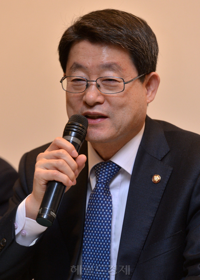 국민행복시대경제정책방향 토론회<br />이상섭 기자. babtong@heraldcorp.com 0213.02.20
국민행복시대경제정책방향 토론회
이상섭 기자. babtong@heraldcorp.com 0213.02.20
국민행복시대경제정책방향 토론회
이상섭 기자. babtong@heraldcorp.com 0213.02.20