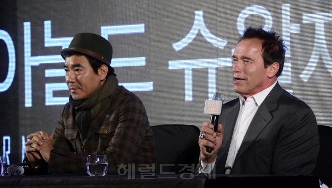 영화 ‘라스트스탠드’  홍보차 방한한 아놀드 슈왈제네거가 20일 오전 서울 여의도 콘래드 호텔에서 열린 영화 ‘라스트 스탠드’(감독 김지운) 기자회견에서 기자들의 질문에 답하고 있다. 박해묵 기자/mook@heraldcorp.com
영화 ‘라스트스탠드’  홍보차 방한한 아놀드 슈왈제네거가 20일 오전 서울 여의도 콘래드 호텔에서 열린 영화 ‘라스트 스탠드’(감독 김지운) 기자회견에서 기자들의 질문에 답하고 있다. 박해묵 기자/mook@heraldcorp.com
영화 ‘라스트스탠드’  홍보차 방한한 아놀드 슈왈제네거가 20일 오전 서울 여의도 콘래드 호텔에서 열린 영화 ‘라스트 스탠드’(감독 김지운) 기자회견에서 기자들의 질문에 답하고 있다. 박해묵 기자/mook@heraldcorp.com