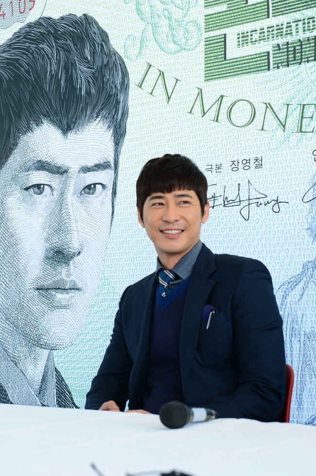 강지환(배우)
잠을 제대로 못 자도 눈을 뜰 때마다 촬영 때문에 짜릿합니다.” SBS 주말드라마 ‘돈의 화신’에서 열연 중인 배우 강지환이 2년 만에 안방극장으로 돌아온 소감을 밝혔다. ...강지환을 뚱뚱한 남자로 분장시키겠다”고 공약해 좌중을 폭소케 하기도 했다.