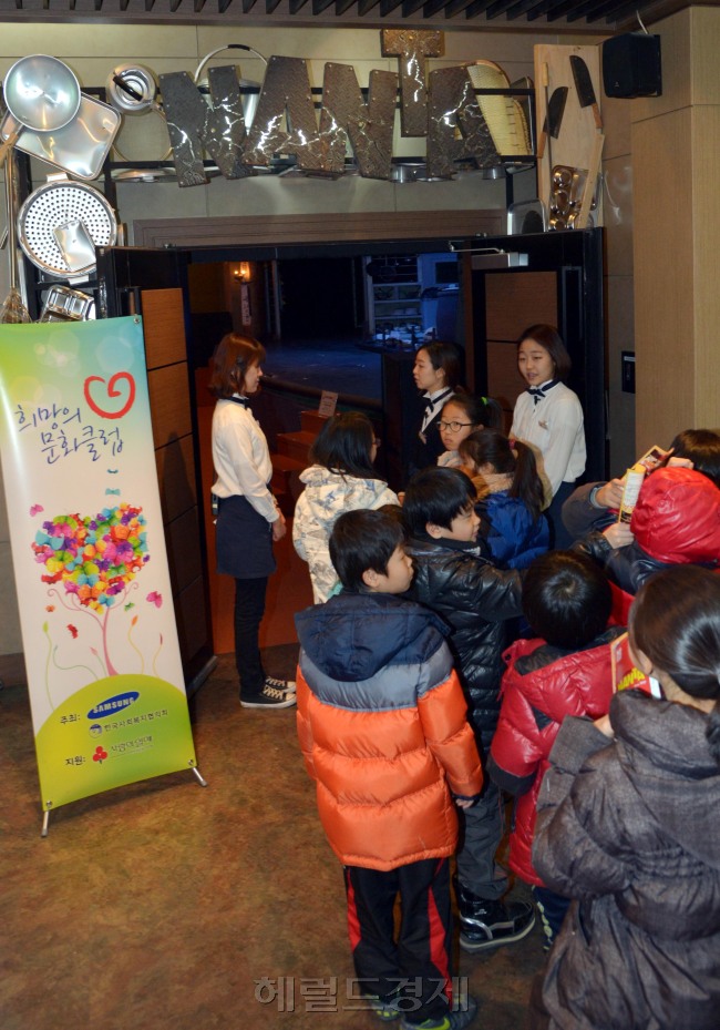 삼성 사회공헌 난타공연<br />김명섭 기자 msiron@heraldcorp.com
삼성 사회공헌 난타공연
김명섭 기자 msiron@heraldcorp.com
삼성 사회공헌 난타공연
김명섭 기자 msiron@heraldcorp.com