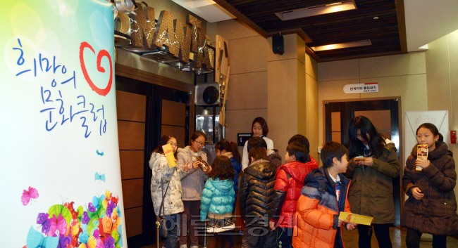 삼성 사회공헌 난타공연<br />김명섭 기자 msiron@heraldcorp.com
삼성 사회공헌 난타공연
김명섭 기자 msiron@heraldcorp.com
삼성 사회공헌 난타공연
김명섭 기자 msiron@heraldcorp.com