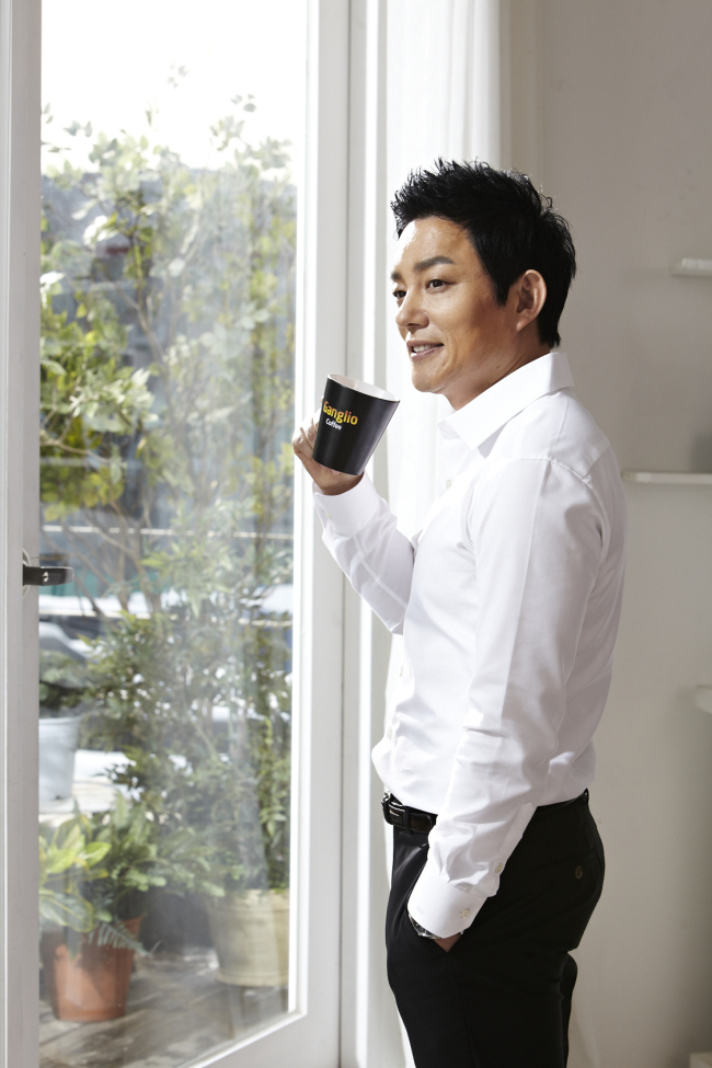 이범수(배우)
농심은 올해 새로 출시한 생수‘백두산 백산수’와 커피믹스‘강글리오커피’ 광고 모델로 배우 유준상과 이범수를 각각 선정했다고 21일 밝혔다.
농심은 기존의 생수와 차별되는 ‘백두산 물’이라는 특징을 ‘장수’ 이미지와 결합해 광고문구도‘많이 먹고 오래오래 사세요’로 정했다.