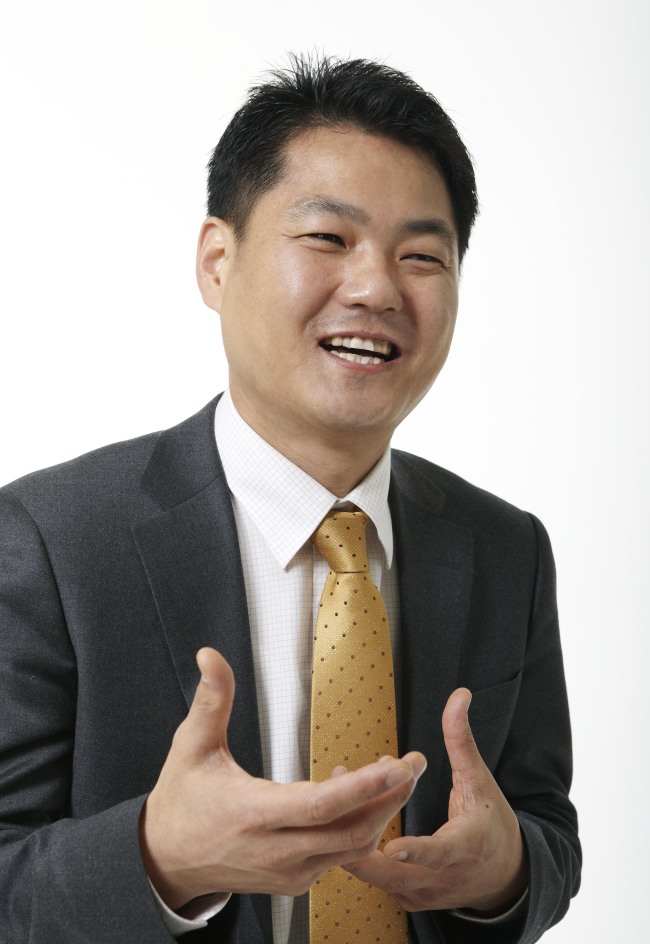 정송주(세일즈맨)
기아자동차를 사기 위해 조금만 발품을 팔았다면 한 번쯤은 꼭 들어봤을 이름이 있다.
바로 기아차 판매왕 정송주(43ㆍ사진) 부장. 그는 한 번 차지하기도 힘든 판매왕을 8년이나 연속 달성했다. 그가 지난해까지 판매한 차량은 총 3187대다. 보유한 고객명단만도 8000여명에 이른다.