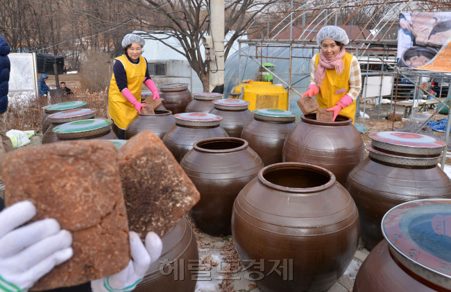 21일 오전 서울 서초구 원지동소제 대원농장에서 서초구 직원부인자원봉사자들이 홀로사는 어르신과 소년소녀가장등 관내 3,006세대에게 전달할 된장 660KG을 담그는 사랑의 된장, 간장 담그기 행사를 가졌다.<br />이상섭 기자. babtong@heraldcorp.com 2013.02.21
21일 오전 서울 서초구 원지동소제 대원농장에서 서초구 직원부인자원봉사자들이 홀로사는 어르신과 소년소녀가장등 관내 3,006세대에게 전달할 된장 660KG을 담그는 사랑의 된장, 간장 담그기 행사를 가졌다.
이상섭 기자. babtong@heraldcorp.com 2013.02.21