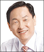 김상곤(교육감)
갈등중재 상생 프로그램, 어울림학교등으로 인성을 함양하면서 학교폭력에 대처한다. 경기도교육청(교육감 김상곤·사진)은 오는 22일과 26일, 각각 북부청사와 도교육청에서 도내 중고등학교 인권부장 교사 등 1150여명을 대상으로 ‘2013학년도 생활인권교육 기본계획’ 연수를 실시한다고 21일 밝혔다.