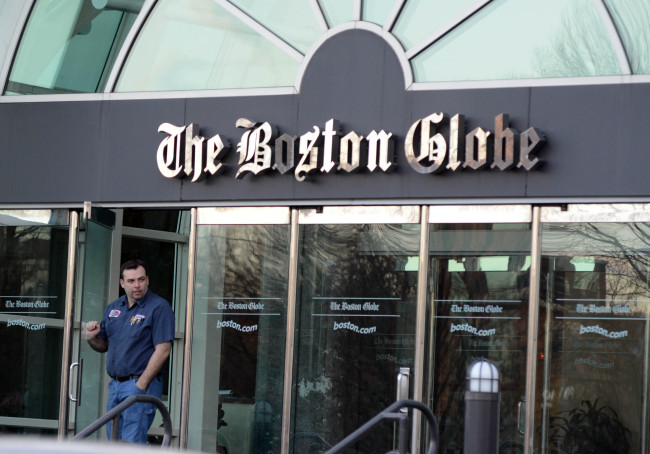<YONHAP PHOTO-0639> BOSTON, MA - FEBRUARY 20: A man walks out of The Boston Globe on February 20, 2013 in Boston, Massachusetts. The New York Times Company, which owns The Boston Globe, said today its plans to sell the Globe and it's New England Media Group, and has hired an investment firm to help manage the sales process. Darren McCollester/Getty Images/AFP== FOR NEWSPAPERS, INTERNET, TELCOS & TELEVISION USE ONLY ==../2013-02-21 09:26:11/ <저작권자 ⓒ 1980-2013 ㈜연합뉴스. 무단 전재 재배포 금지.>
Entrance of the Boston Globe
AFP-Yonhap News
