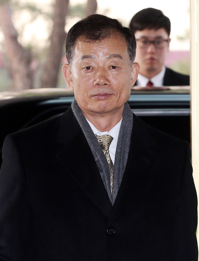 김병관(전육군)
김병관 국방부 장관 내정자가 14일 오전 서울 용산 전쟁기념관 임시 집무실로 출근하고 있다.
