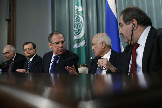 Secretary-General of the Arab League Nabil Elaraby (second from right) speaks to Russian Foreign Minister Sergey Lavrov (third from left), as Lebanese Minister of Foreign Affairs Adnan Mansour (second from left), Egyptian Foreign Minister Mohammed Kamel Amr (left) and Iraqi Foreign Minister Hoshyar Zebari (right) look on during their news conference after the Russian-Arab League meeting in Moscow on Wednesday.   AP-Yonhap News
