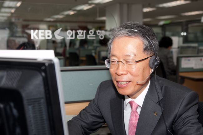 윤용로(금융인/외완은행장)
외환은행은 금융소비자 권익보호 활동의 일환으로 윤용로 외환은행장을 비롯한 임원 및 본부장이 서울 종로구 삼일빌딩 내 외환은행 고객센터를 방문해 고객의 생생한 목소리인 ‘VOC(Voice of Customer)’를 청취하고 직접 고객과 상담하는 행사를 가졌다고 21일 밝혔다.