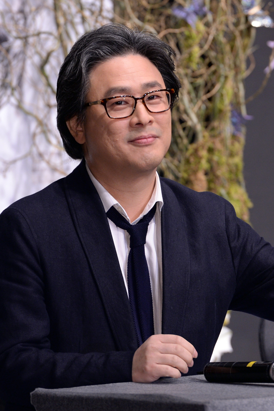 박찬욱(영화감독)
박찬욱 감독이 첫 할리우드 진출작 ’스토커’의 미국 개봉을 앞둔 소감을 밝혔다.
박찬욱 감독은 2월 21일 서울 한남동 하얏트 호텔에서 열린 영화 ’스토커’ 내한 기자회견에 참석해 "영화 만드는 과정 동안은 정신 없이 바쁘고 일에 쫓겨가지고 힘들었다"면서 "완성한 지 한참 지나서 개봉을 앞두고 있으니 어떤 반응이 나올지 염려된다"고 전했다.