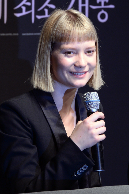 미아 와시코브스카(Mia Wasikowska/영화배우)
할리우드 배우 미아 바시코브스카가 박찬욱 감독에 대한 전적인 신뢰를 드러냈다. 미아 바시코브스카는 2월 21일 서울 한남동 하얏트 호텔에서 열린 영화 ’스토커’(감독 박찬욱) 내한 기자회견에 참석해 "인디아라는 인물 자체가 복잡하고 미묘한 인물이기 때문에 작품을 하게 됐다"고 출연 계기를 밝혔다