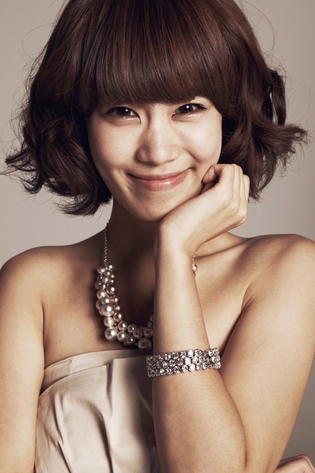 김지민(개그우먼)
“도전하지 않으려면 일하지 마라!”
개그맨이자 기획사 코코엔터테인먼트의 김준호 대표는 최근 이것저것 일 벌이기 좋아하는 본인의 성향을 한 일본 기업가의 경영서 제목을 인용해 이렇게 외쳤다. 그와 박성호 김원효 최효종 신보라 등 ‘개그콘서트’(이하 개콘)의 고참, 중참, 신참 5명은 생애 처음으로 책을 기획했다.